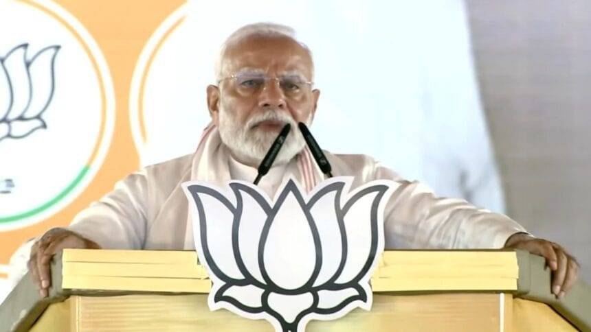 हजारीबाग में जनसभा को संबोधित करते पीएम मोदी.