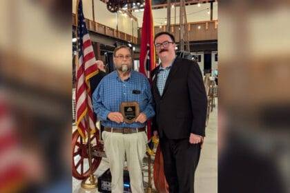 बेनेट को कृषि संघ द्वारा वर्ष के स्वयंसेवक के रूप में सम्मानित किया गया