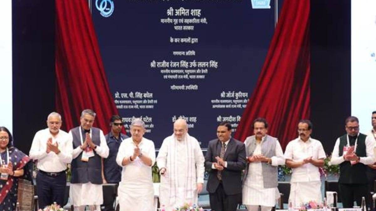 एनडीडीबी के कार्यक्रम में केन्द्रीय मंत्री अमित शाह ने डेयरी किसानों को डेयरी कोऑपरेटिव से जोड़ने की बात कही है.