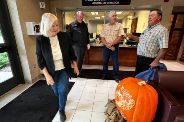 यह महान कद्दू है! किसान मैकोम्ब काउंटी लोक निर्माण आयुक्त को कृषि में उनके काम के लिए धन्यवाद देते हैं - मैकोम्ब डेली