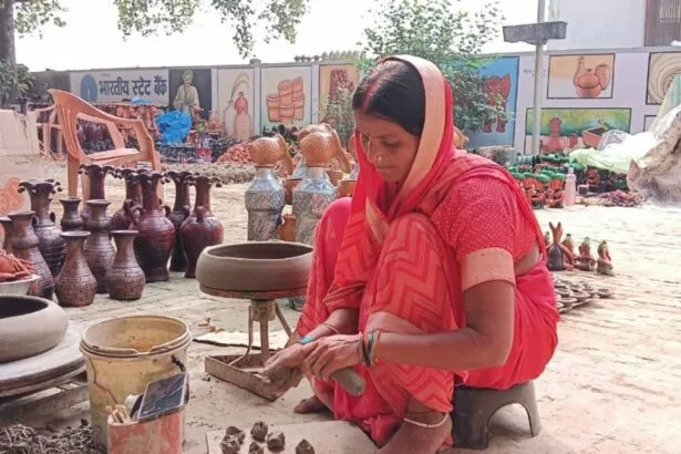 यूपी से 30 ट्रक टेराकोटा उत्पादों की हुई अन्य राज्यों में सप्लाई (Photo Credit-Kisan Tak)
