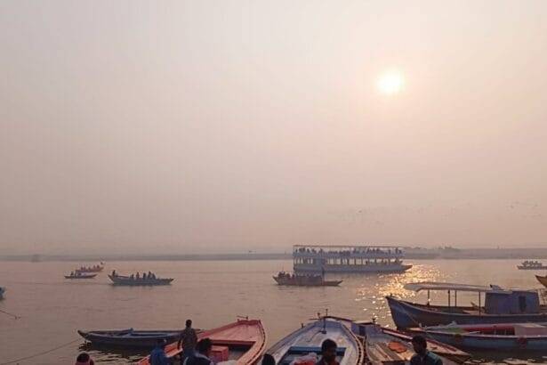 यूपी में दिन में तेज धूप खिलने से गर्मी और उमस अभी भी जारी है (Photo Credit-Kisan Tak)