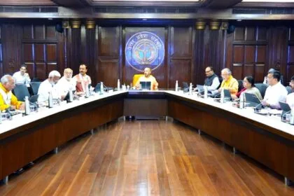 योगी कैबिनेट की बैठक में किसानों से ज्वार, बाजरा और मक्का की खरीद नीति को मंजूरी दी गई (फोटो: साभार, यूपी सरकार)