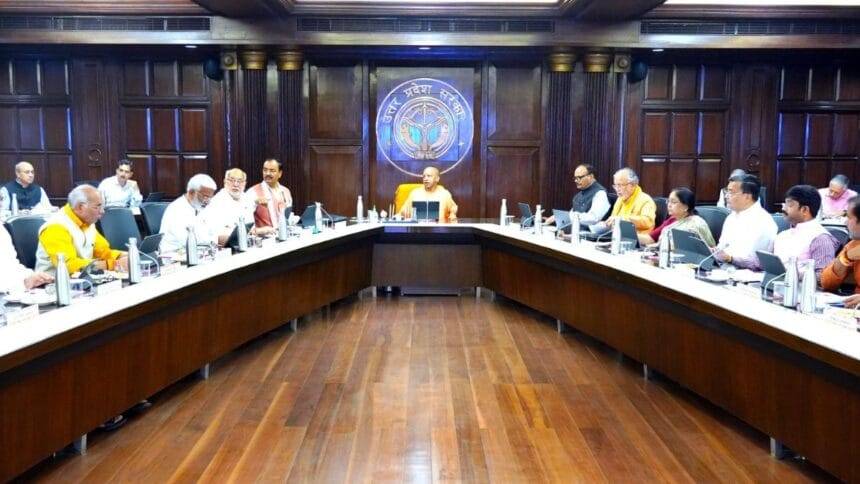 योगी कैबिनेट की बैठक में किसानों से ज्वार, बाजरा और मक्का की खरीद नीति को मंजूरी दी गई (फोटो: साभार, यूपी सरकार)