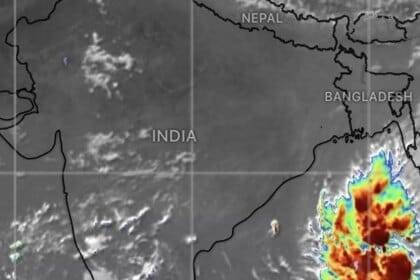 पूर्व-मध्य खाड़ी के ऊपर दबाव का क्षेत्र बना हुआ है, जो बुधवार को चक्रवात दाना के रूप में सामने आएगा