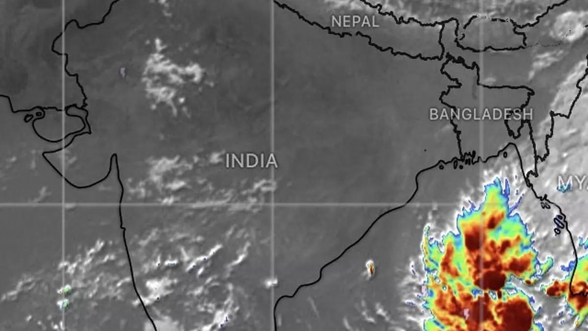 पूर्व-मध्य खाड़ी के ऊपर दबाव का क्षेत्र बना हुआ है, जो बुधवार को चक्रवात दाना के रूप में सामने आएगा