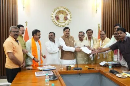बीकेएस के नेताओं ने एमपी के सीएम को दिया ज्ञापन (फोटो : किसान तक)