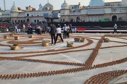 दिवाली पर यूपी में 28 लाख दियों से वर्ल्ड रिकॉर्ड बनाने की तैयारी चल रही है.
