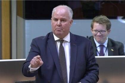 एंड्रयू आरटी डेविस ने कुत्ते-मुक्त क्षेत्र के दावों को दोगुना कर दिया है क्योंकि सामुदायिक समूह नस्लवादी दुर्व्यवहार का शिकार है