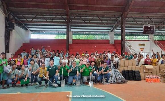 डोलर बोंगाबोंग, मंसाले किसानों को कृषि उपकरण प्रदान करता है