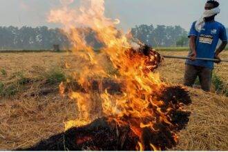 केंद्र सरकार ने इसी महीने पराली जलाने पर जुर्माना राशि बढ़ाई है.