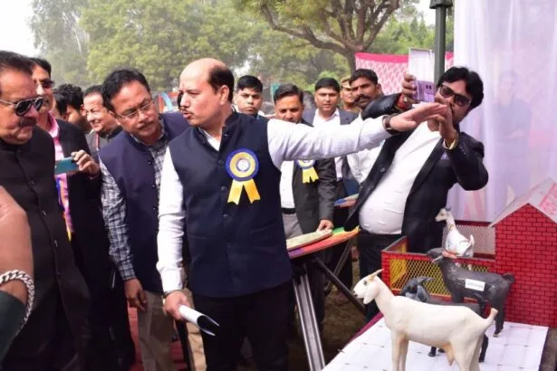 बकरी महाकुंभ में स्टॉल देखते केन्द्रीय राज्यमंत्री एसपी सिंह बघेल.
