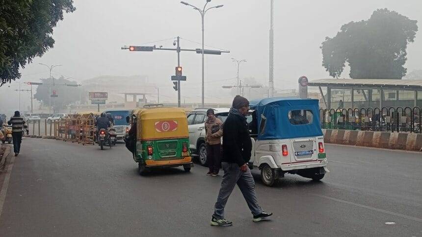 उत्तर प्रदेश के कई इलाकों में सर्दी अब बढ़ने लगी है.