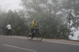 उत्तर प्रदेश में मौसम में बदलाव आ गया है और रात के समय ठंड बढ़ने लगी है.