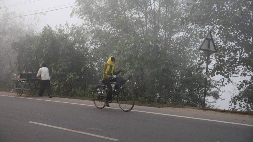 उत्तर प्रदेश में मौसम में बदलाव आ गया है और रात के समय ठंड बढ़ने लगी है.