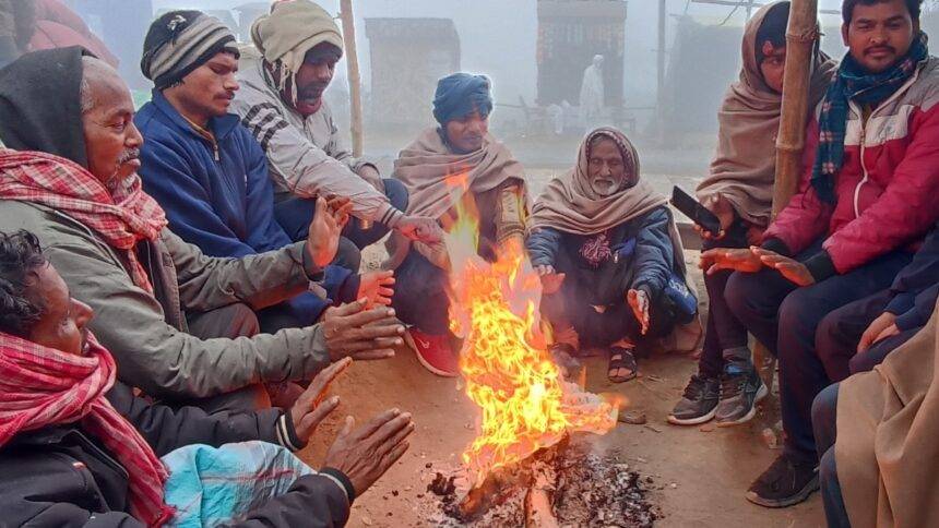 उत्तर प्रदेश में न्यूनतम तापमान 10 डिग्री सेल्सियस से नीचे आ गया है.