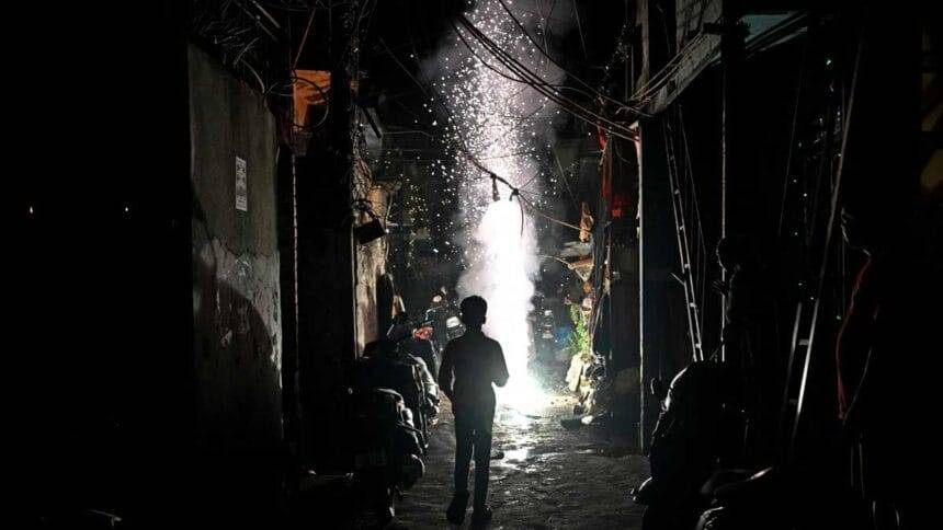 दिवाली के बाद, लोगों द्वारा पटाखों पर प्रतिबंध का उल्लंघन करने के कारण दिल्ली की वायु गुणवत्ता 'बहुत खराब' हो गई