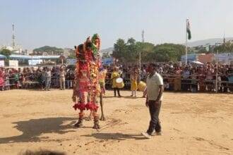 पुष्कर पशु मेले में करतब दिखाता ऊंट.